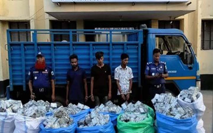 আতাইকুলা থানায় ৬ লক্ষ পিচ শলাকা নকল আকিজ বিড়ি ও ১টি পিকআপ গাড়ী উদ্ধার, গ্রেপ্তার -০৩